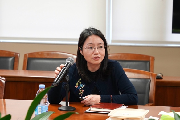 桌子前坐著穿藍(lán)色衣服的女人 AI 生成的內(nèi)容可能不正確。 桌子前坐著穿藍(lán)色衣服的女人 AI 生成的內(nèi)容可能不正確。