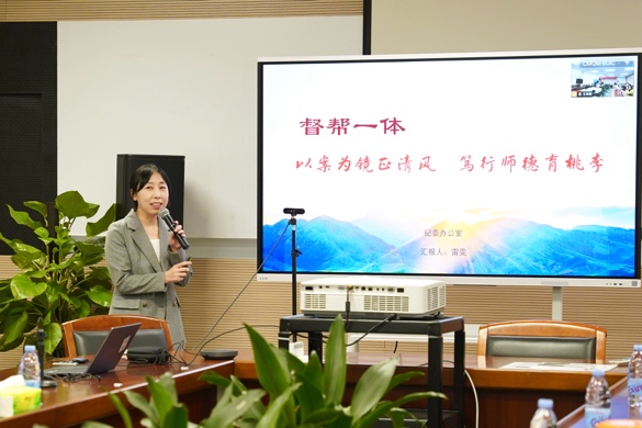 桌子上的電腦和電視 AI 生成的內(nèi)容可能不正確。 桌子上的電腦和電視 AI 生成的內(nèi)容可能不正確。