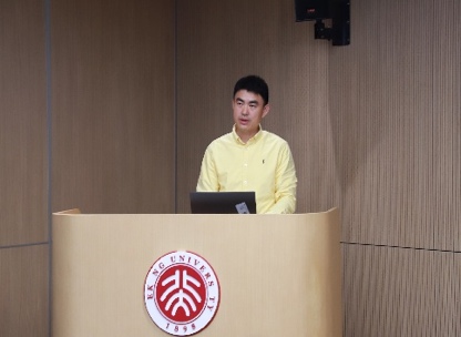 男人站在桌子前 AI 生成的內(nèi)容可能不正確。 男人站在桌子前 AI 生成的內(nèi)容可能不正確。