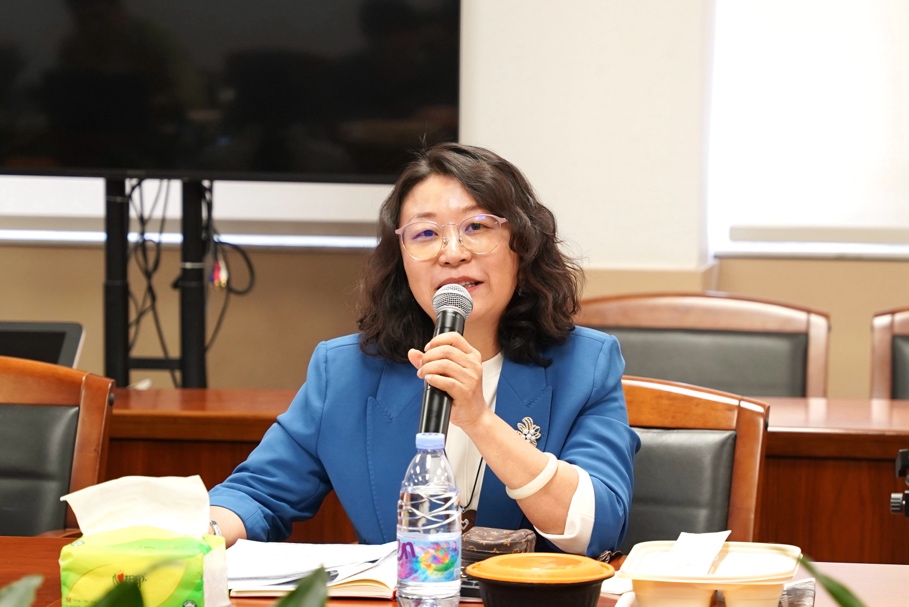 女人在喝飲料 AI 生成的內(nèi)容可能不正確。 女人在喝飲料 AI 生成的內(nèi)容可能不正確。